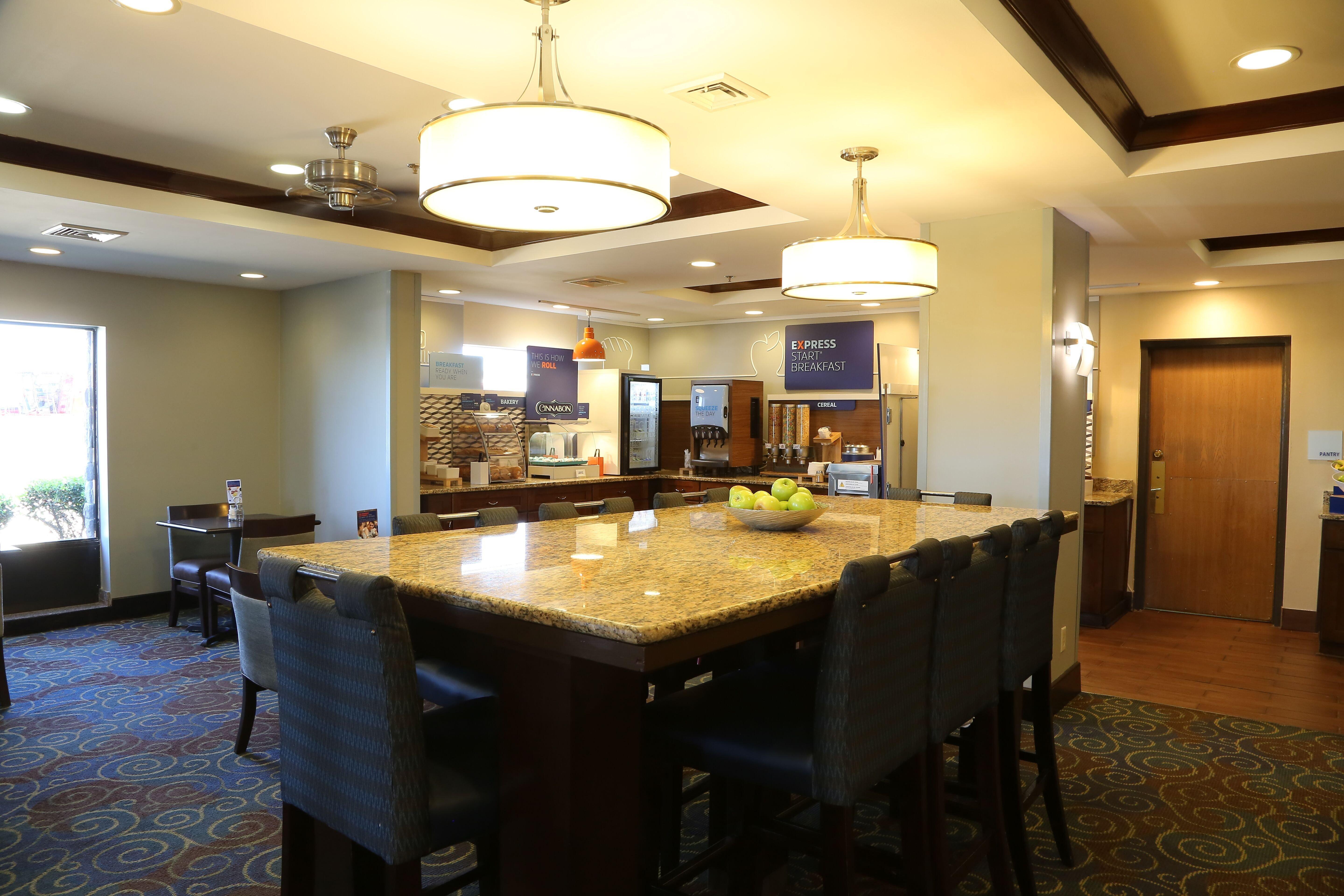 Holiday Inn Express Hotel & Suites Cleveland - Ms By Ihg Eksteriør billede