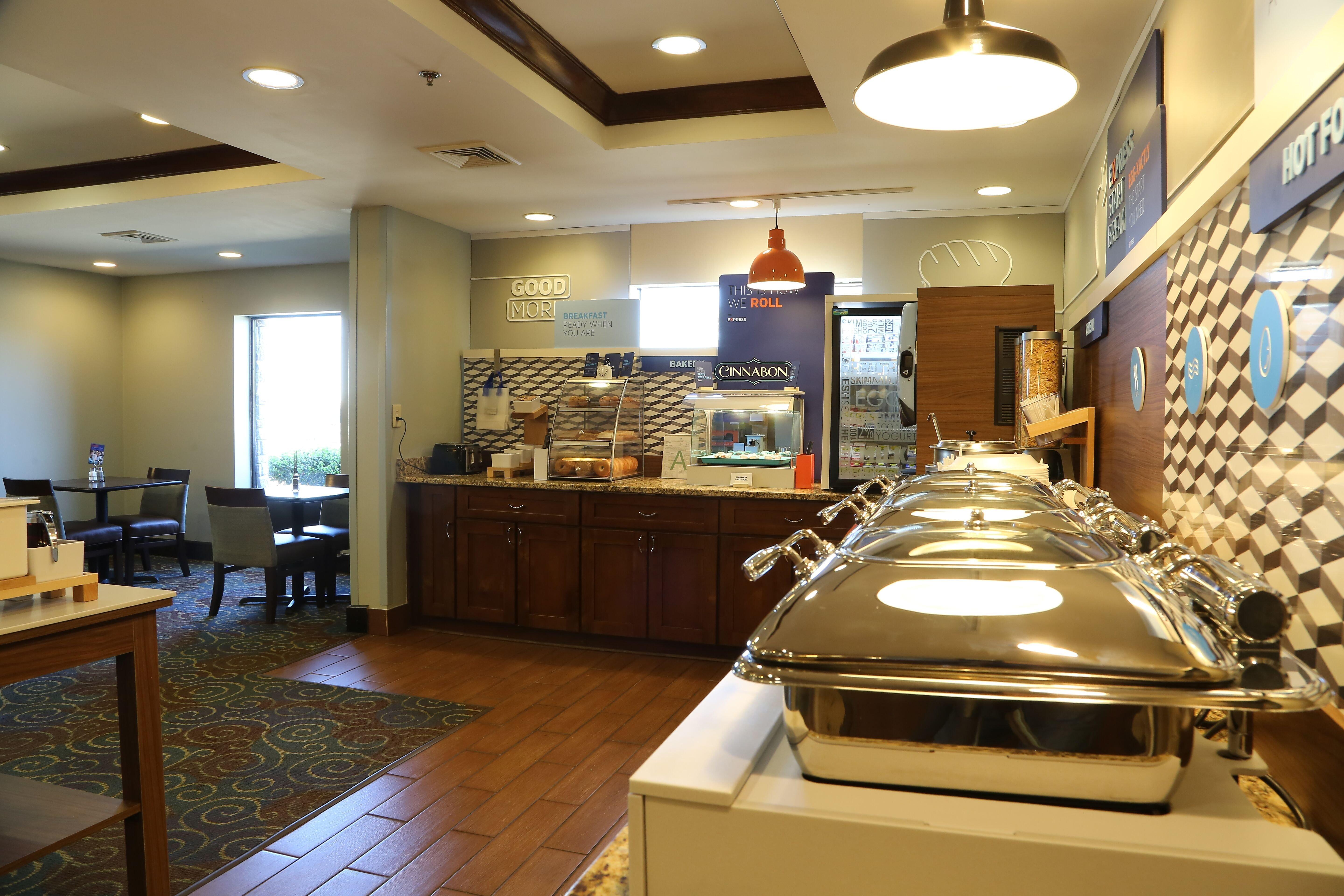 Holiday Inn Express Hotel & Suites Cleveland - Ms By Ihg Eksteriør billede