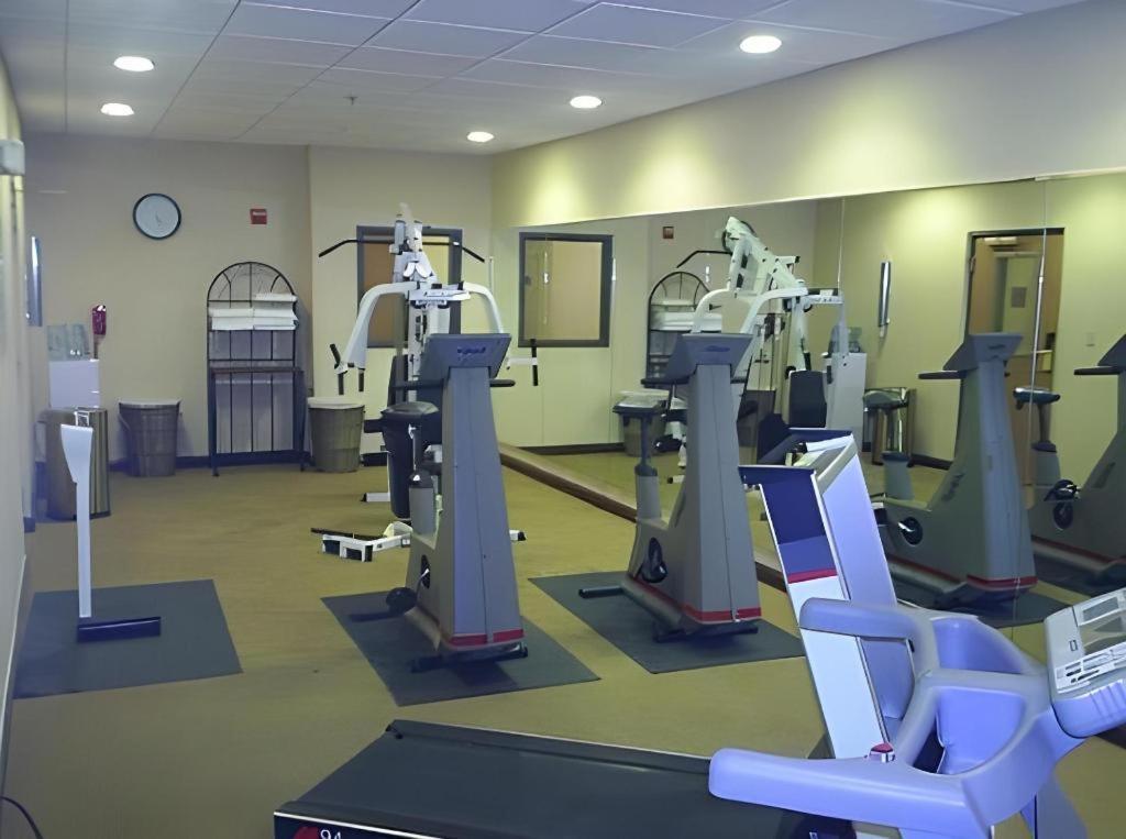 Holiday Inn Express Hotel & Suites Cleveland - Ms By Ihg Eksteriør billede