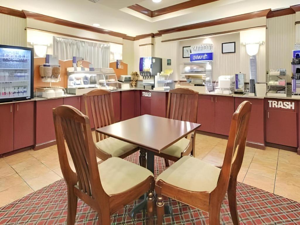 Holiday Inn Express Hotel & Suites Cleveland - Ms By Ihg Eksteriør billede