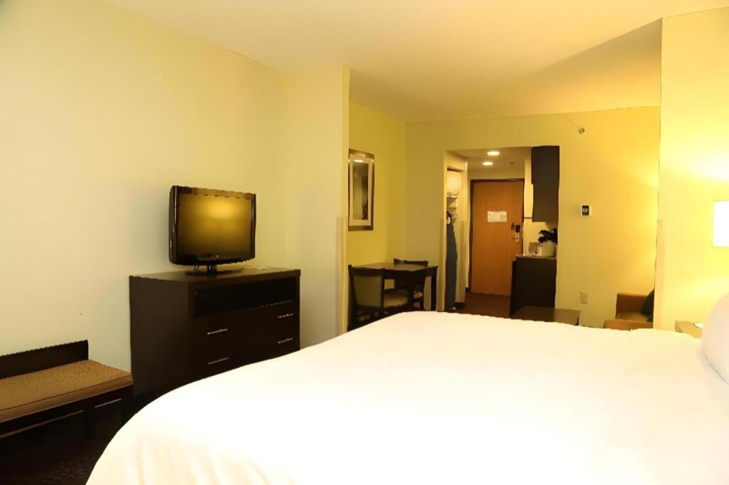 Holiday Inn Express Hotel & Suites Cleveland - Ms By Ihg Eksteriør billede