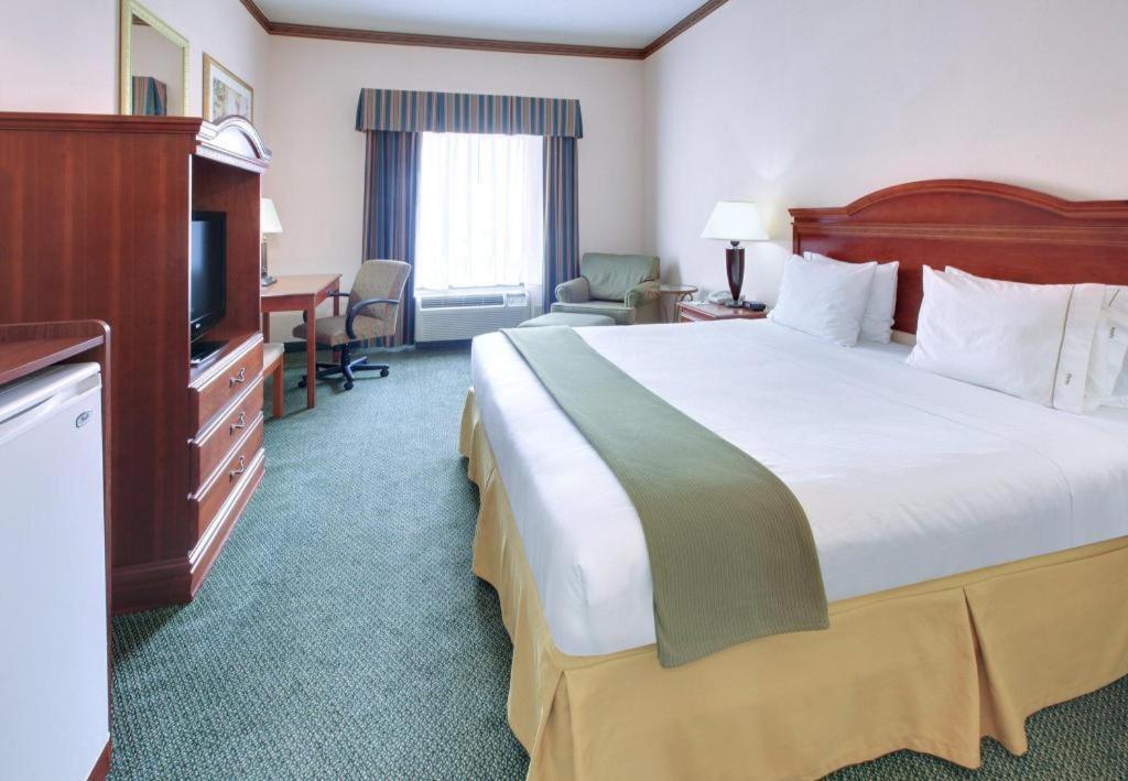 Holiday Inn Express Hotel & Suites Cleveland - Ms By Ihg Eksteriør billede