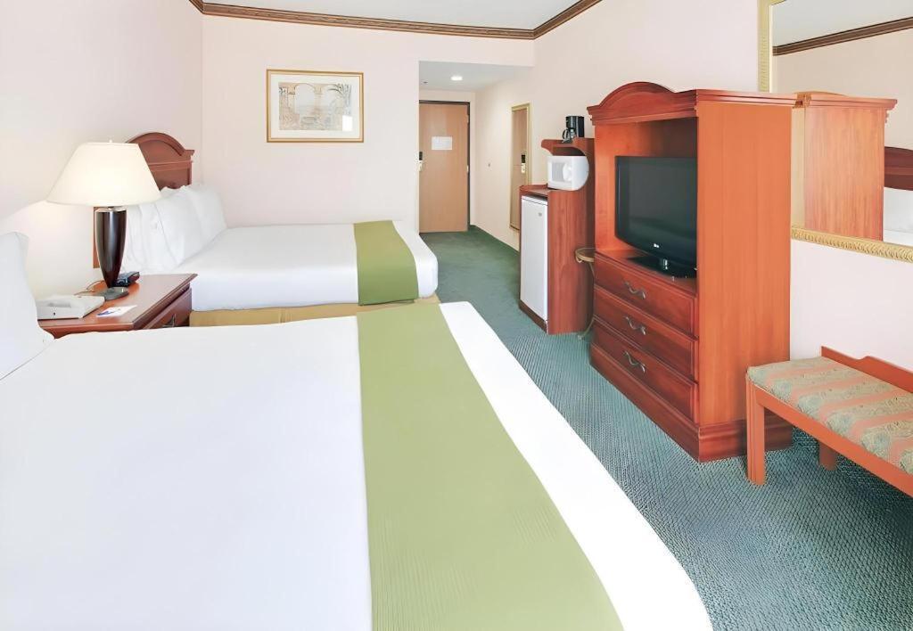 Holiday Inn Express Hotel & Suites Cleveland - Ms By Ihg Eksteriør billede